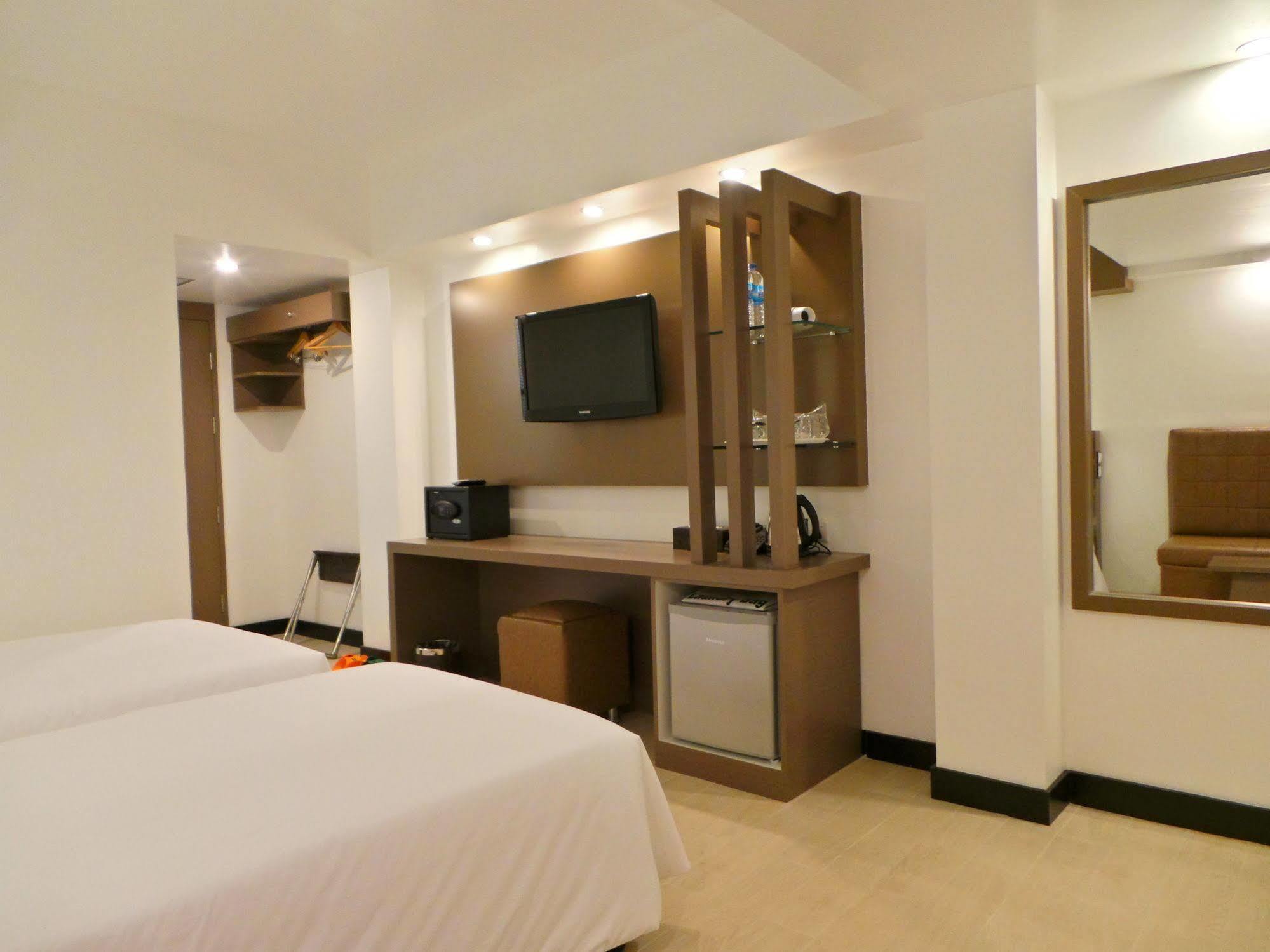 Clover City Center Plus Hotel Yangon Exterior foto